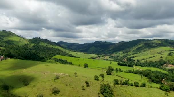 Vista aérea de la montaña tropical verde y el pequeño valle durante el día nublado — Vídeos de Stock