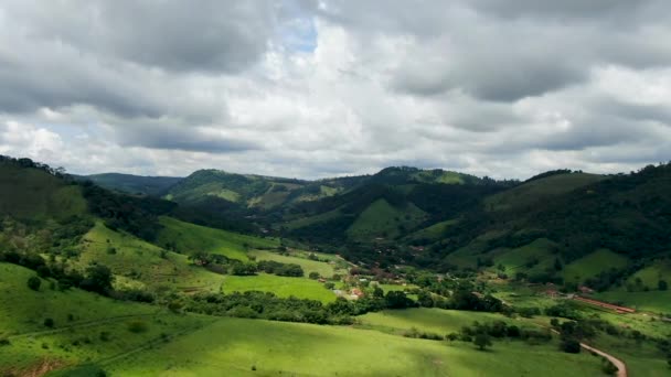 Vista aérea da montanha tropical verde e pequeno vale durante o dia nublado — Vídeo de Stock