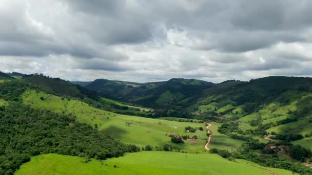 Vista aérea de la montaña tropical verde y el pequeño valle durante el día nublado — Vídeos de Stock