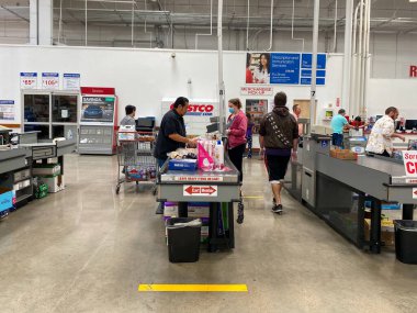 COVID-19 salgını sırasında Costco 'daki müşteriler için özel hatlar sosyal mesafesi.