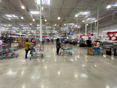 COVID-19 salgını sırasında Costco 'daki müşteriler için özel hatlar sosyal mesafesi.