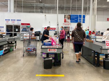 COVID-19 salgını sırasında Costco 'daki müşteriler için özel hatlar sosyal mesafesi.