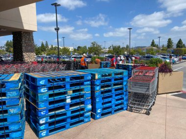 COVID-19 salgını sırasında Costco 'daki müşteriler için özel hatlar.