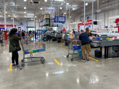 COVID-19 salgını sırasında Costco 'daki müşteriler için özel hatlar sosyal mesafesi.