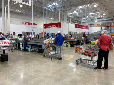 COVID-19 salgını sırasında Costco 'daki müşteriler için özel hatlar sosyal mesafesi.