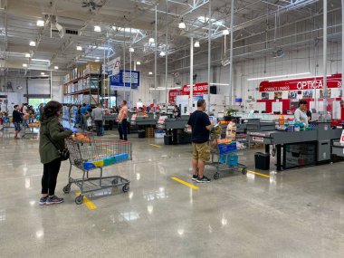 COVID-19 salgını sırasında Costco 'daki müşteriler için özel hatlar sosyal mesafesi.