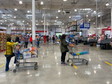 COVID-19 salgını sırasında Costco 'daki müşteriler için özel hatlar sosyal mesafesi.