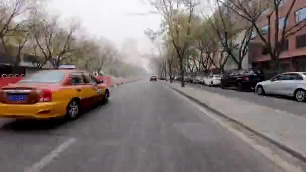 在灰蒙蒙的天气污染天气里，驾驶POV的时间在路上流逝。北京。中国. — 图库视频影像