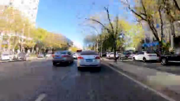 Timelapse auto POV jízdy na silnici během modrého slunečného dne. Peking. Čína. — Stock video