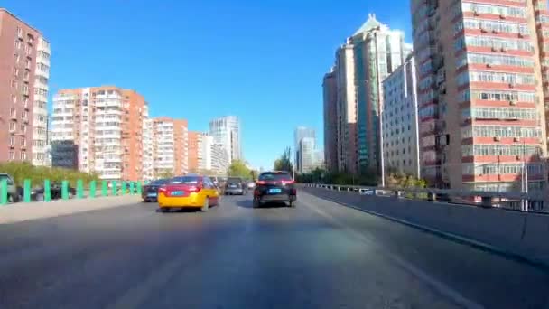 Timelapse bil POV kör på vägen under blå solig dag. Peking. Kina. — Stockvideo