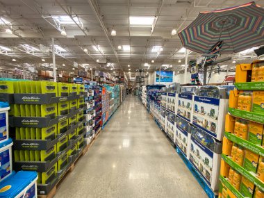 Costco mağazasında farklı ürünlerle Ailse.