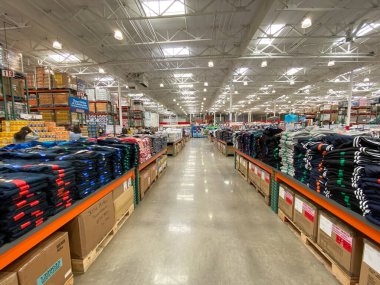 Costco mağazasında farklı ürünlerle Ailse.