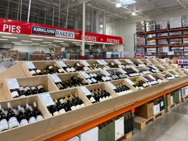 Costco mağazasında farklı şarap ürünleriyle Ailse.