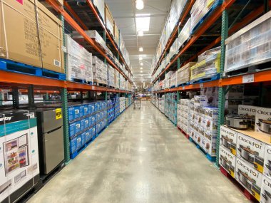 Costco mağazasında farklı ürünlerle Ailse.