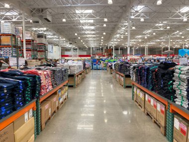 Costco mağazasında farklı ürünlerle Ailse.
