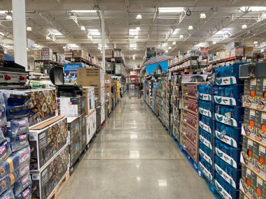 Costco mağazasında farklı ürünlerle Ailse.