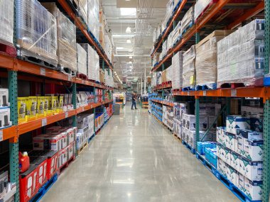 Costco mağazasında farklı ürünlerle Ailse.