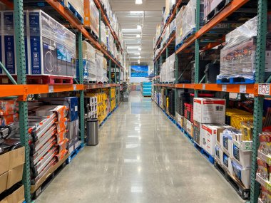 Costco mağazasında farklı ürünlerle Ailse.