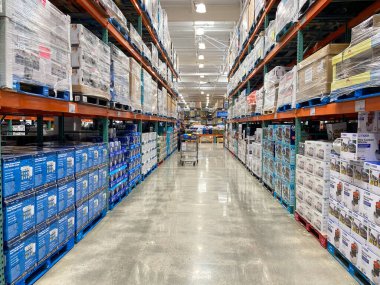 Costco mağazasında farklı ürünlerle Ailse.