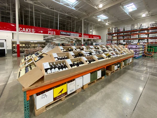 コストコ店で異なるワイン製品とエイリース. — ストック写真