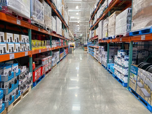 Ailse s různými produkty v obchodě Costco. — Stock fotografie