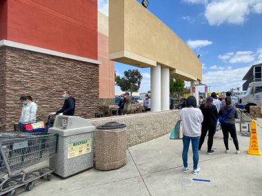 Çiftlik 99 Süpermarketinde COVID-19 salgını sırasında alışveriş yapanlar için özel hatlar