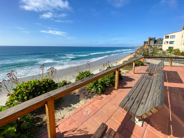 A view of Solana Beach from the top of the cliff with wood bench — Stock Photo, Image