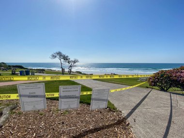 Park ve sahil COVID-19 salgını sırasında kapandı. Del Mar Plajı, Kaliforniya, ABD.