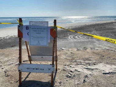 Park ve sahil COVID-19 salgını sırasında kapandı. Del Mar Plajı, Kaliforniya, ABD.