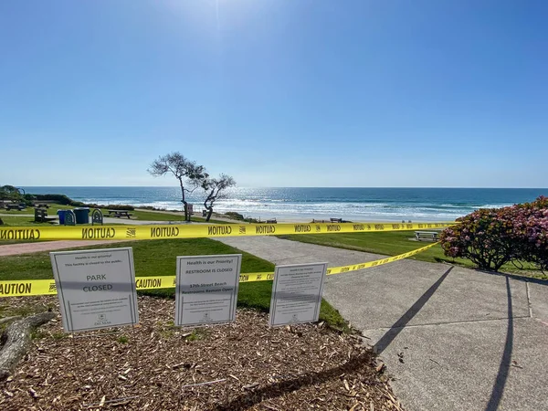 Parque y playa cerrado durante la pandemia de COVID-19. Del Mar Beach, California, Estados Unidos . —  Fotos de Stock