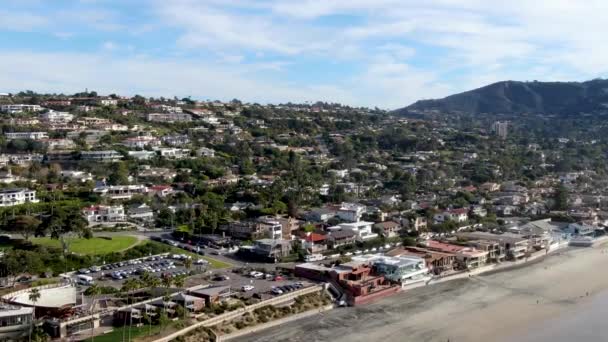 Lucht uitzicht op La Jolla kleine kustlijn stad met rijke villa 's en een zwembad. — Stockvideo
