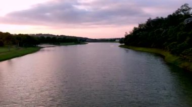 Tropikal vadideki nehrin üzerindeki hava manzarası gün batımında