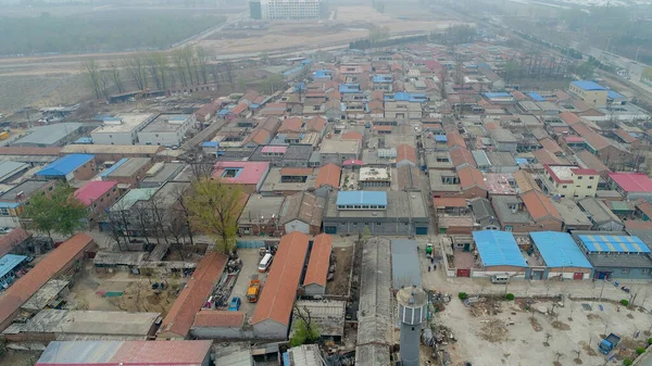 Wiejska biedna wioska poza Pekinem z gruntów rolnych i torów kolejowych podczas ekstremalnych zanieczyszczeń dzień — Zdjęcie stockowe