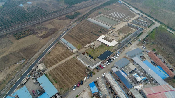 Pueblo rural pobre en las afueras de Beijing con terrenos agrícolas y vías de tren durante el día de contaminación extrema —  Fotos de Stock