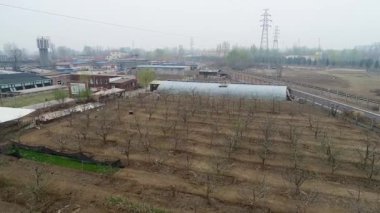 Pekin 'in dışındaki kırsal fakir köy aşırı kirlilik günlerinde tarım arazileri ve tren rayları ile