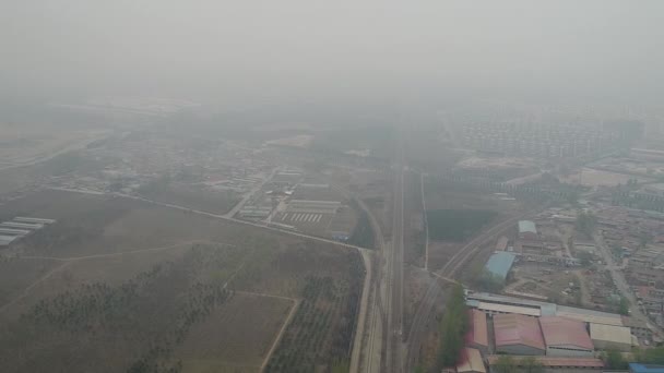 Wiejska biedna wioska poza Pekinem z gruntów rolnych i torów kolejowych podczas ekstremalnych zanieczyszczeń dzień — Wideo stockowe