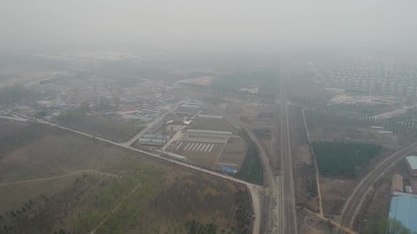 極端な汚染の日の間に農地や電車の線路で北京の外の農村部の貧しい村 — ストック動画