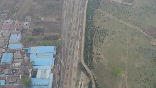 Village rural pauvre en dehors de Pékin avec des terres agricoles et des voies ferrées pendant la journée de pollution extrême — Video