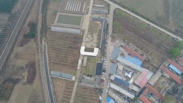 Vila pobre rural fora de Pequim com terras agrícolas e trilhos de trem durante o dia de poluição extrema — Vídeo de Stock