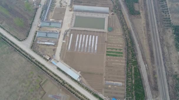 Village rural pauvre en dehors de Pékin avec des terres agricoles et des voies ferrées pendant la journée de pollution extrême — Video