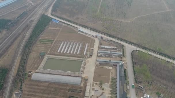 Αγροτική φτωχό χωριό έξω από το Πεκίνο με γεωργικές εκτάσεις και σιδηροδρομικές γραμμές κατά τη διάρκεια της ημέρας ακραίας ρύπανσης — Αρχείο Βίντεο