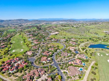 Özel bir toplulukta golf sahasının yanında havuzu olan lüks bir villa.