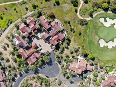 Özel bir toplulukta golf sahasının yanında havuzu olan lüks bir villa.