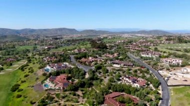 Özel bir toplulukta golf sahasının yanında havuzu olan lüks bir villa.