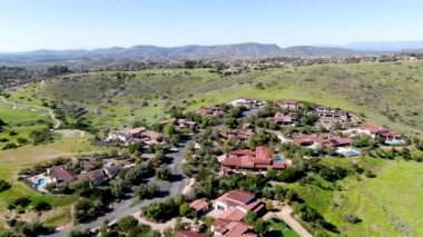 Özel bir toplulukta golf sahasının yanında havuzu olan lüks bir villa.