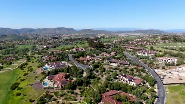 Grote luxe villa met zwembad gelegen naast de golfbaan in een privé gemeenschap — Stockvideo