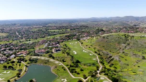 Grande moradia de luxo com piscina localizada ao lado do campo de golfe em uma comunidade privada — Vídeo de Stock