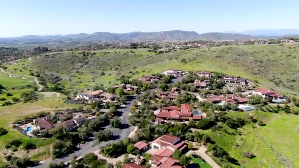 Grande villa de luxe avec piscine située à côté du terrain de golf dans une communauté privée — Video