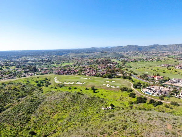Vista aérea del valle verde con gran villa de lujo en el fondo en una comunidad privada — Foto de Stock