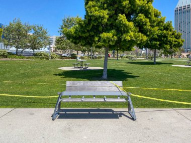 COVID-19 salgını sırasında boş ve kapalı park. 